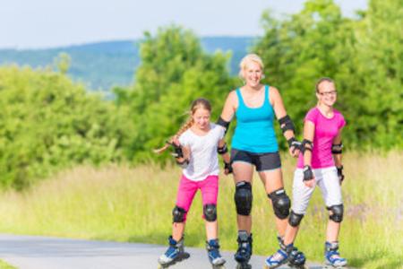 Teaserbild zu Rollschuhen und Inline Skates im Straßenverkehr